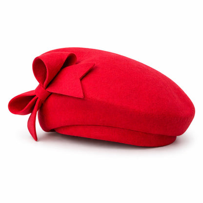 Béret posé sur un support, montrant sa forme arrondie