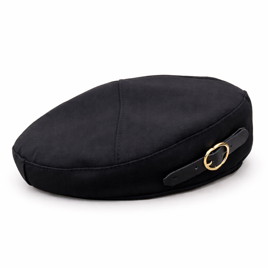Femme souriante portant un béret, style décontracté