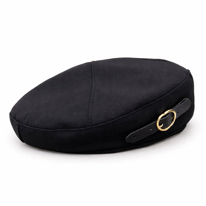 Femme souriante portant un béret, style décontracté