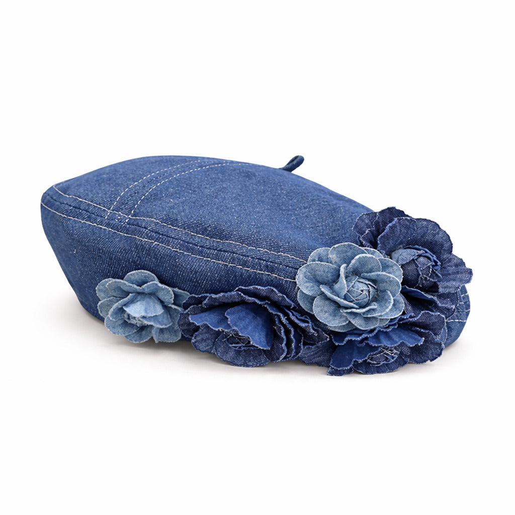 Femme souriante portant un béret en jean, vue de face