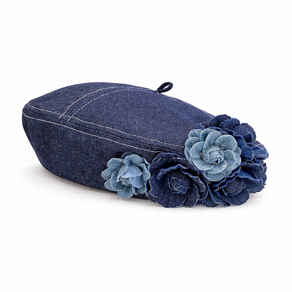 Béret en jean posé sur une surface en bois