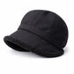 Femme portant un béret ajusté, style classique et raffiné