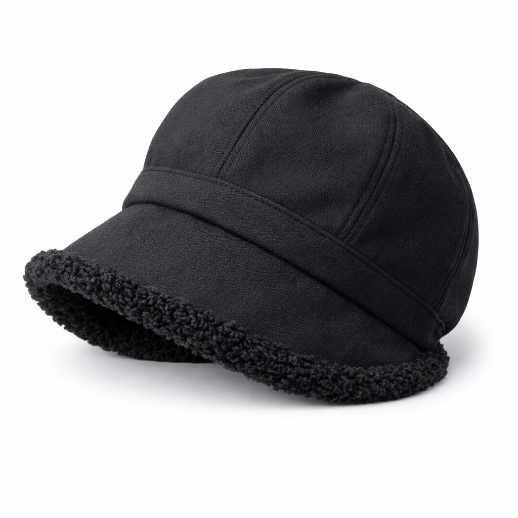 Femme portant un béret ajusté, style classique et raffiné