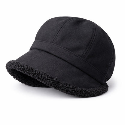 Femme portant un béret ajusté, style classique et raffiné
