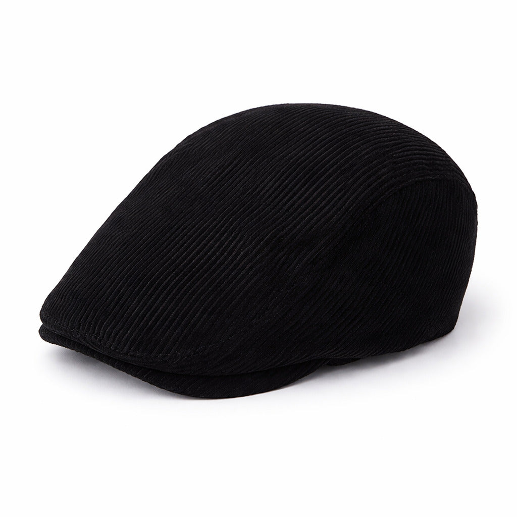 Homme ajustant son béret, expression confiante