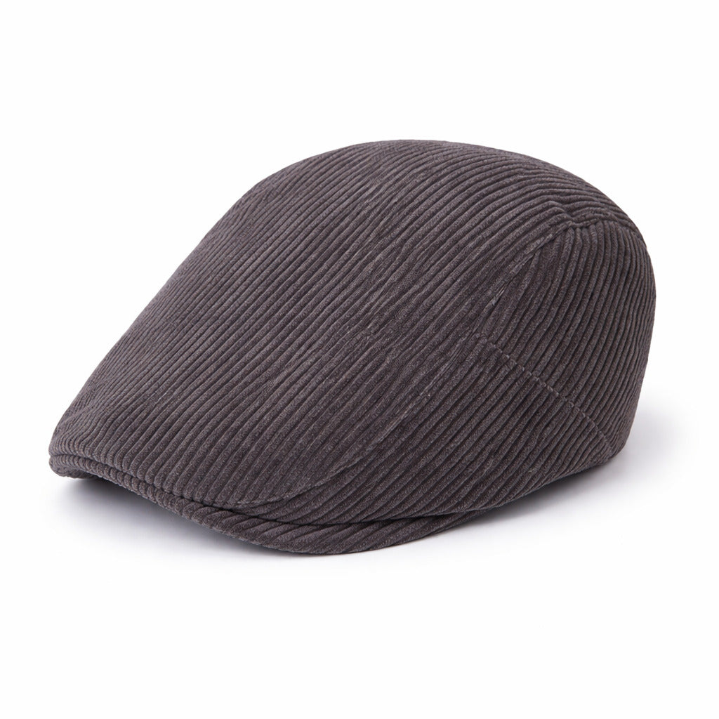 Béret en velours sur fond neutre, détails de couture