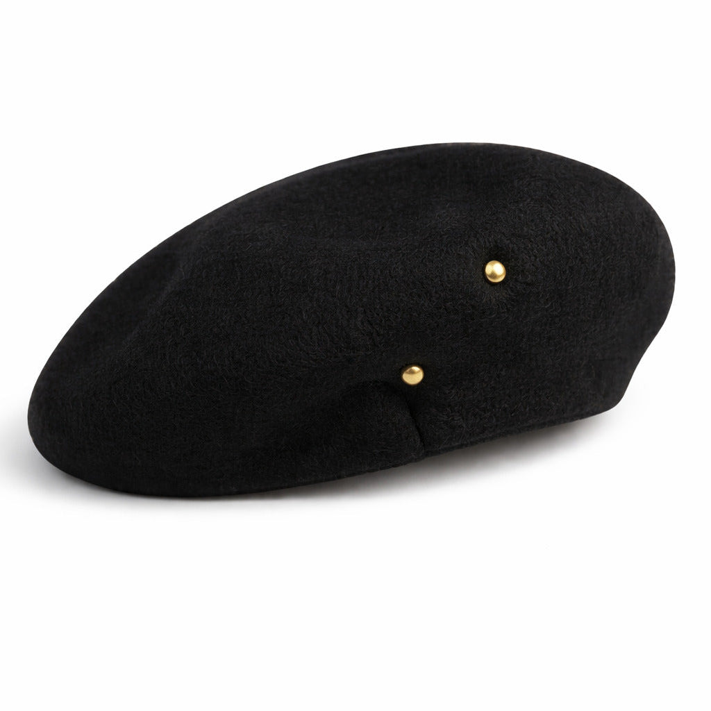 Femme portant un béret en laine, style décontracté chic