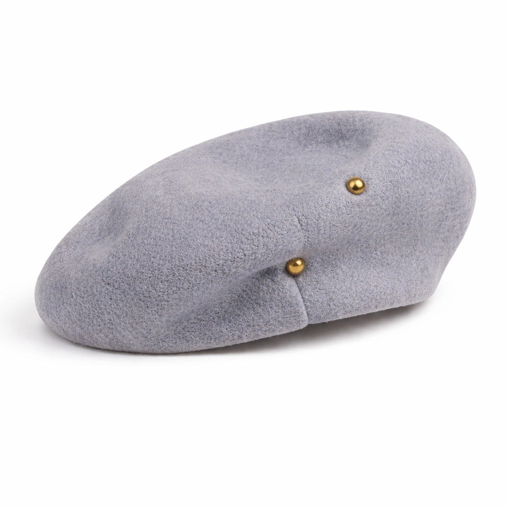 Béret en laine, accentué par des boutons dorés discrets