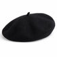 Homme portant un béret basque noir, profil gauche