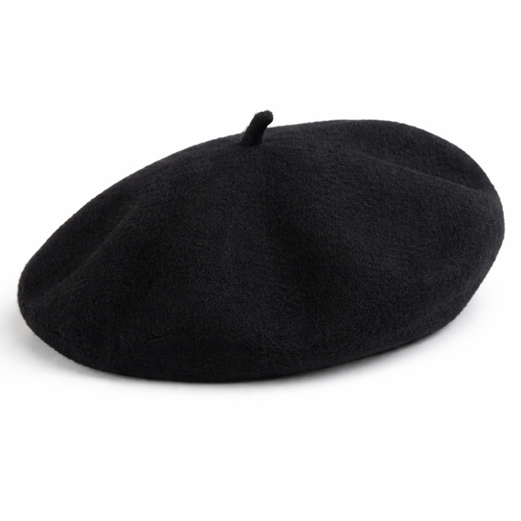 Homme portant un béret basque noir, profil gauche