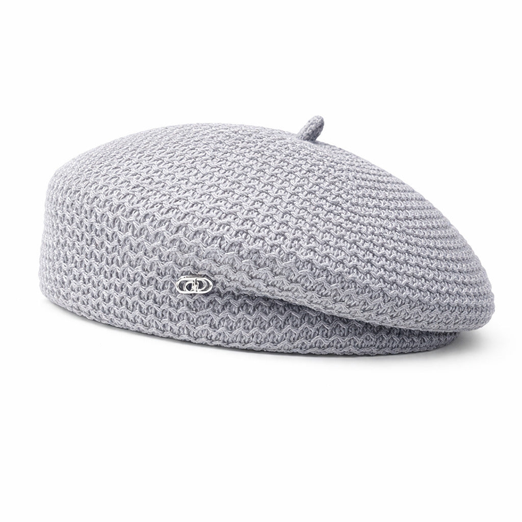Béret en coton sur fond neutre, soulignant sa texture