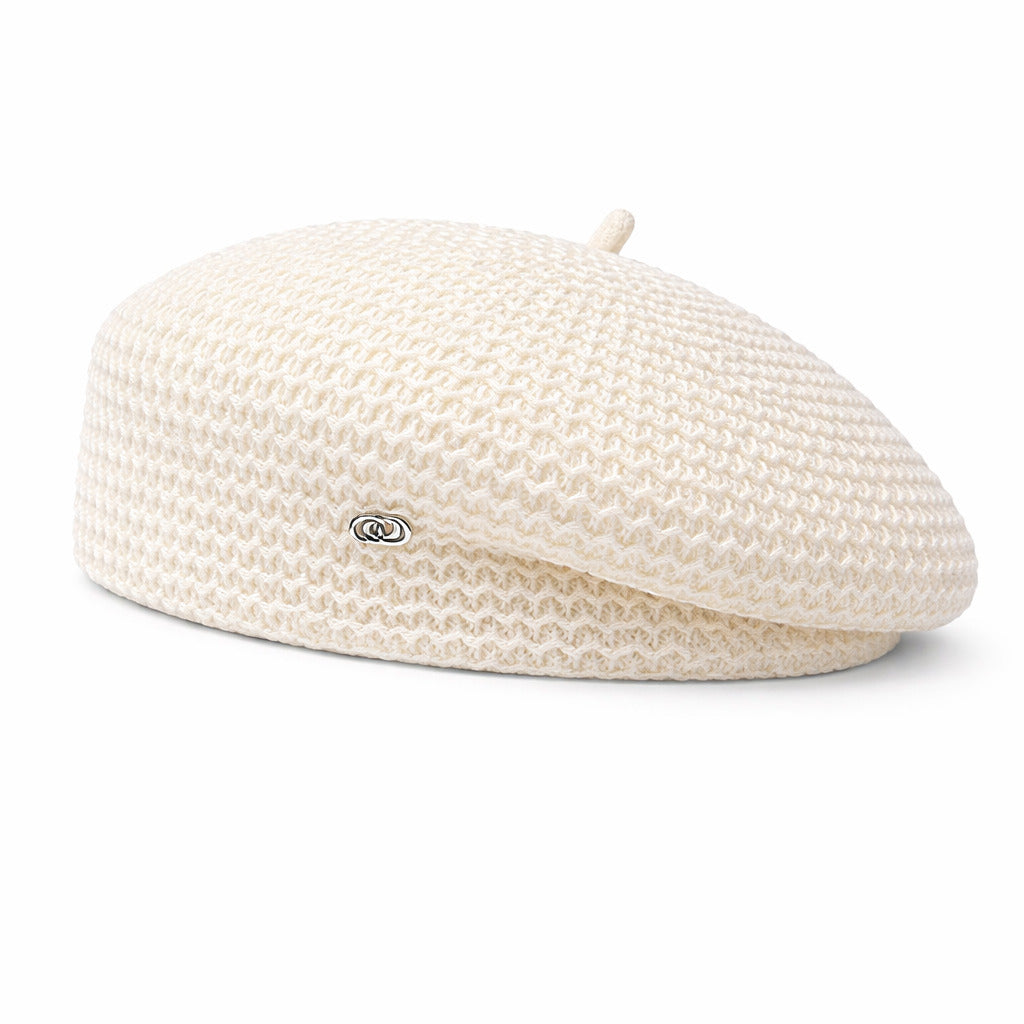 Femme souriante avec un béret élégant sur la tête
