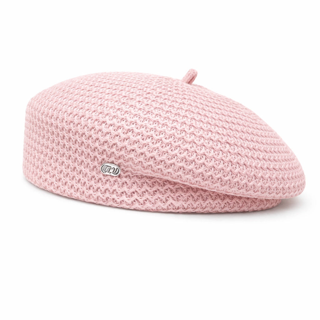 Profil d'une femme avec un béret élégant en extérieur