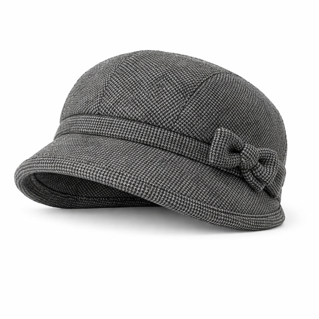 Femme portant un béret élégant, vue de face