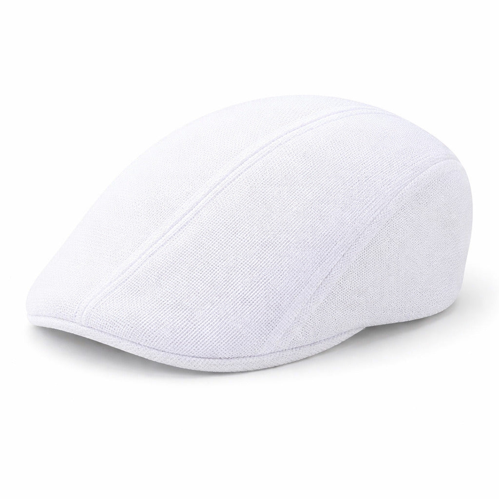 Homme assis avec béret, ambiance détendue