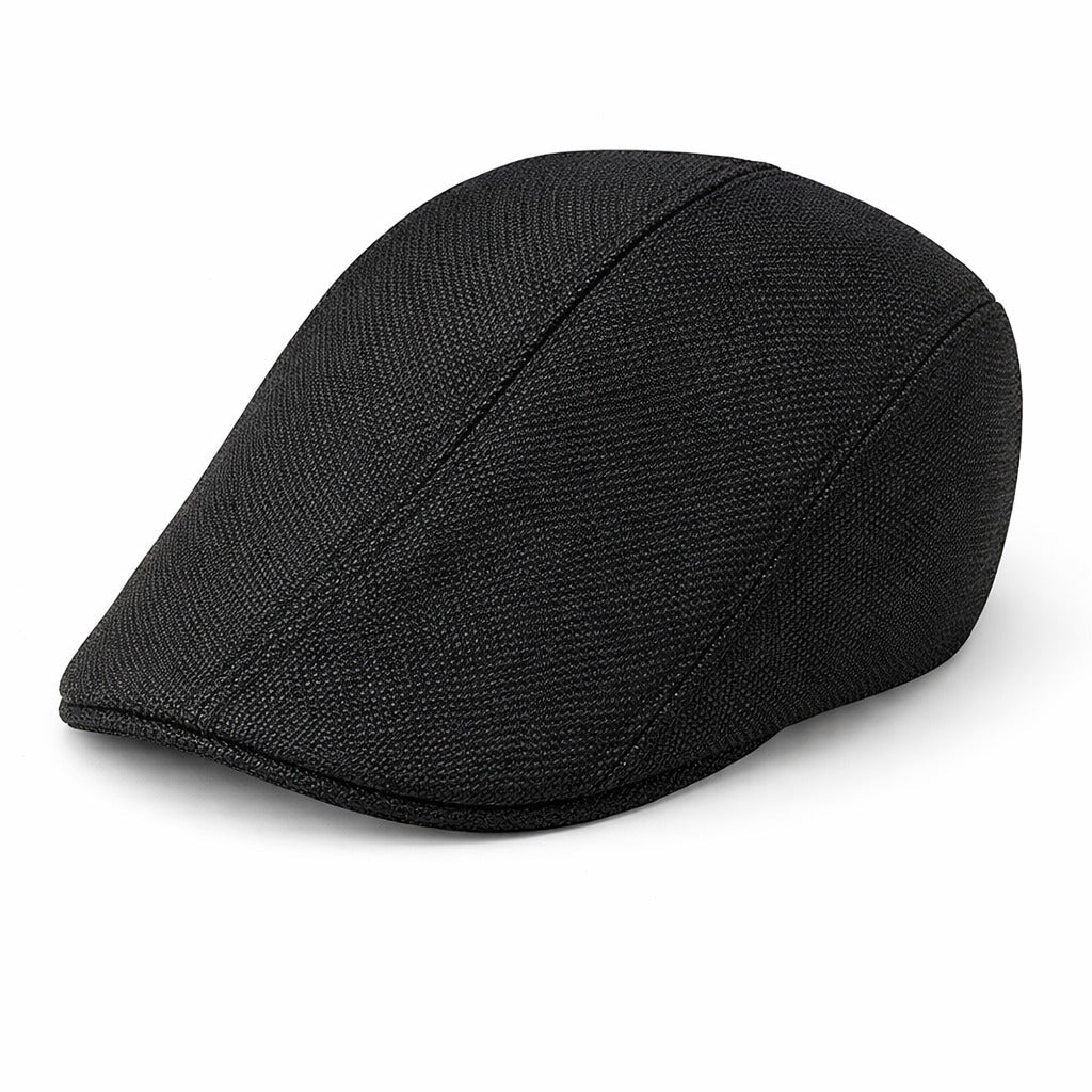 Béret posé sur une table, lumière naturelle
