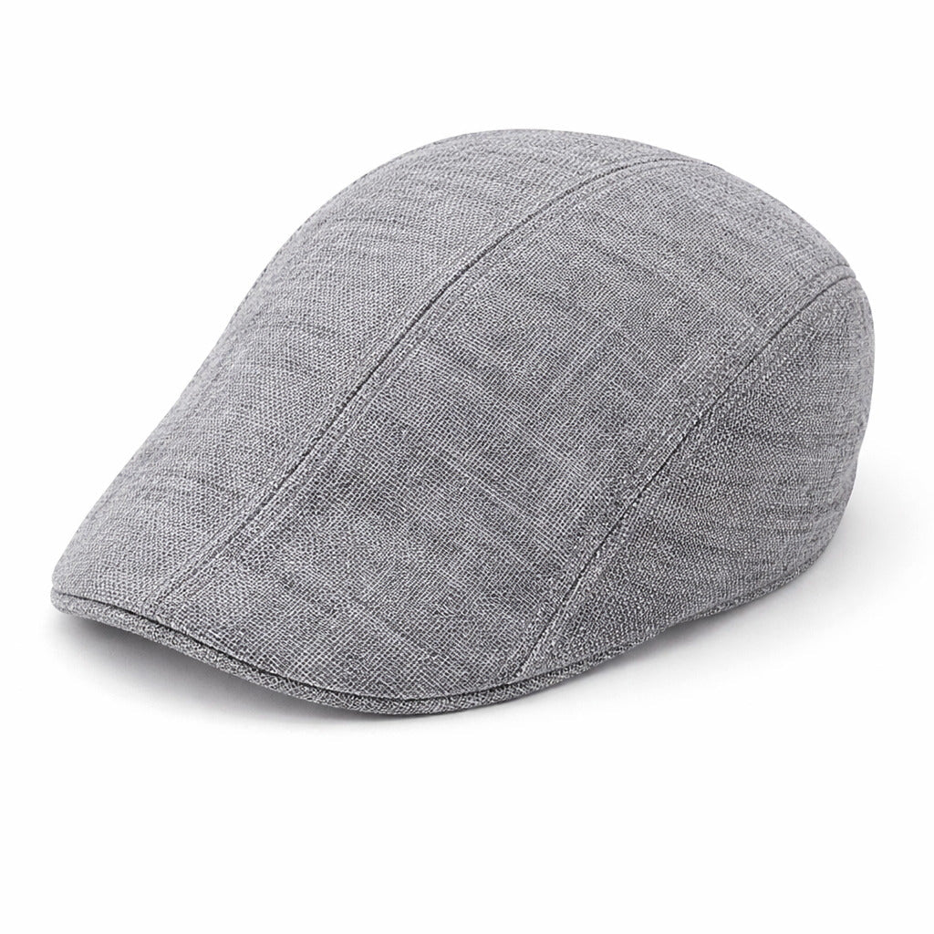 Homme ajustant son béret, regard pensif