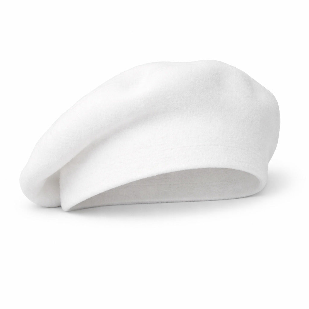 Béret en coton sur une étagère, décor minimaliste