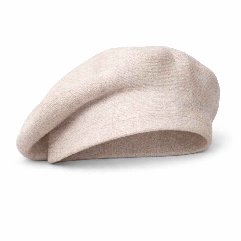 Béret en coton sur fond de feuilles automnales