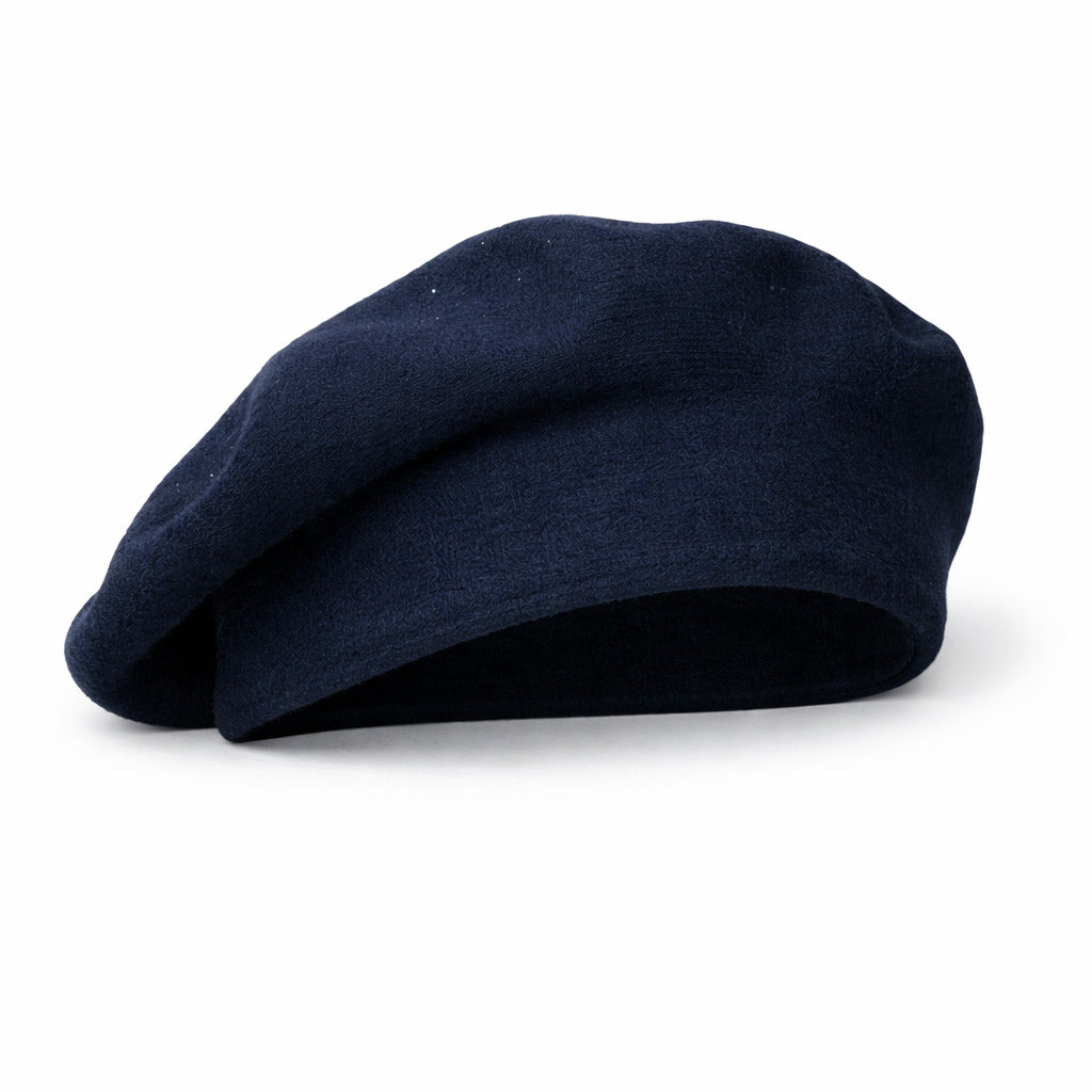 Femme portant un béret, marchant dans la rue