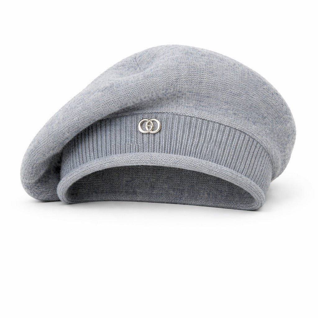 Béret en laine sur fond neutre, style classique