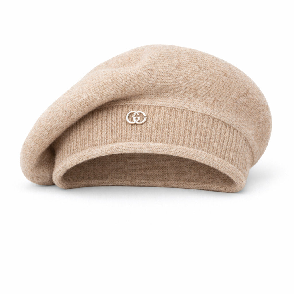 Femme souriante portant un béret en ville