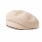Béret en coton posé sur une surface en bois