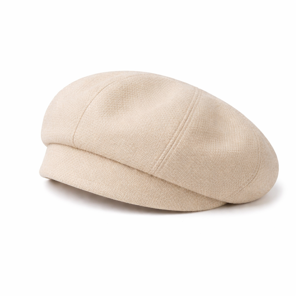 Béret en coton posé sur une surface en bois