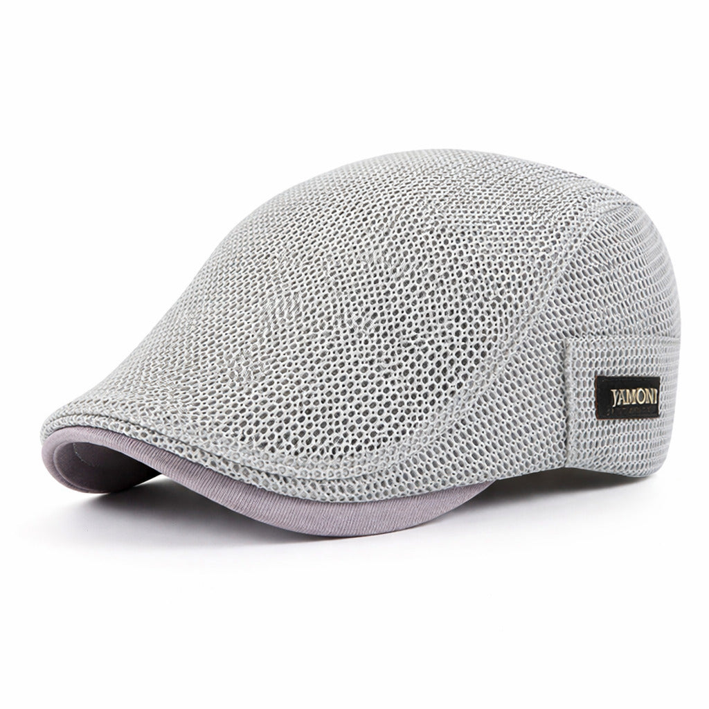 Vue aérienne d'un béret sur un fond de tissu clair