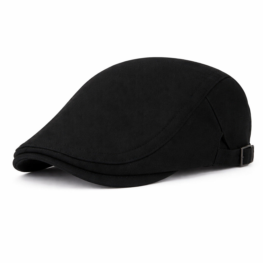 Homme ajustant un béret devant un miroir