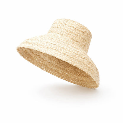 Chapeau de paille sur une plage de sable fin