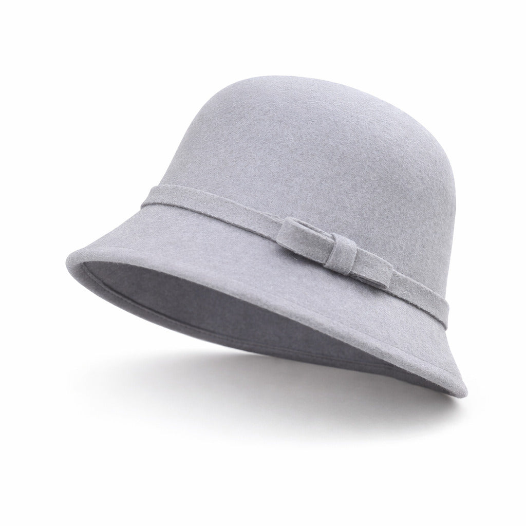 Chapeau cloche sur fond neutre, éclairage doux
