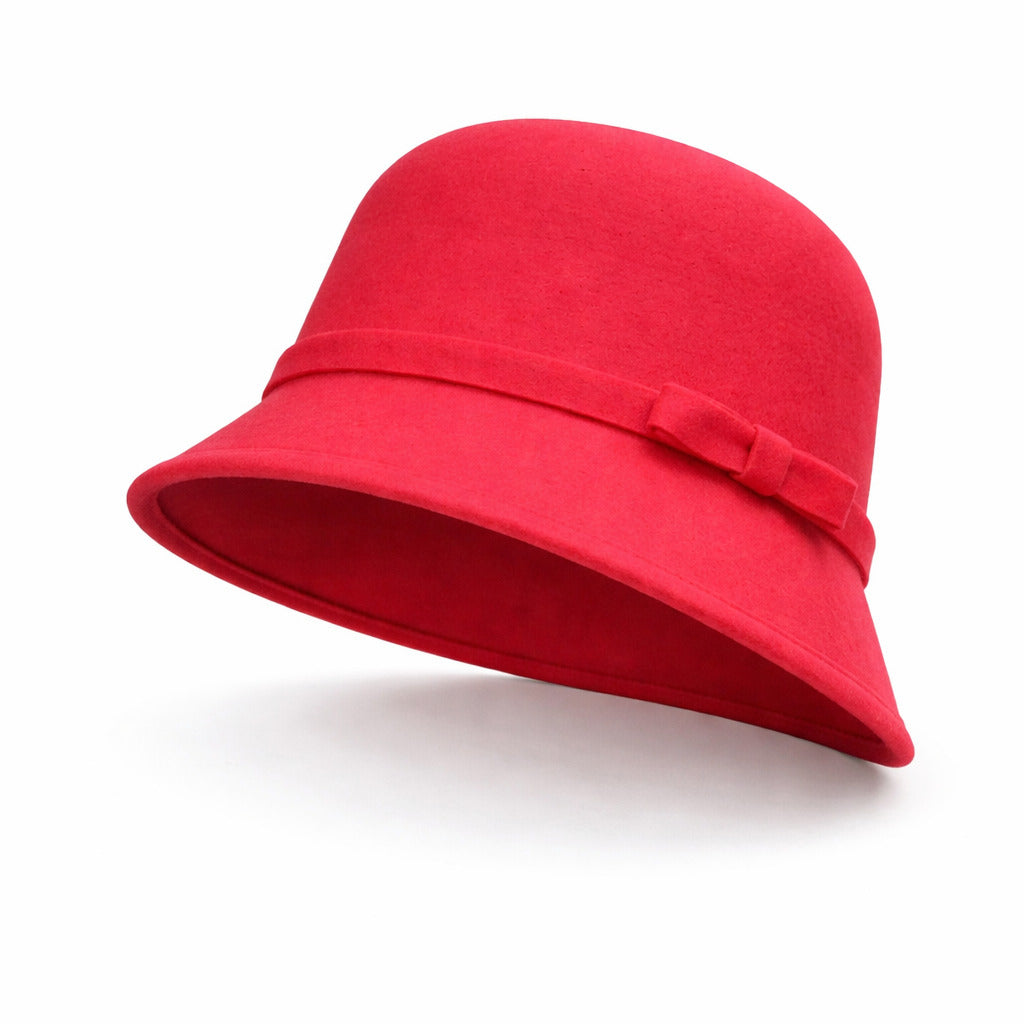 Chapeau cloche sur mannequin, mise en scène rétro