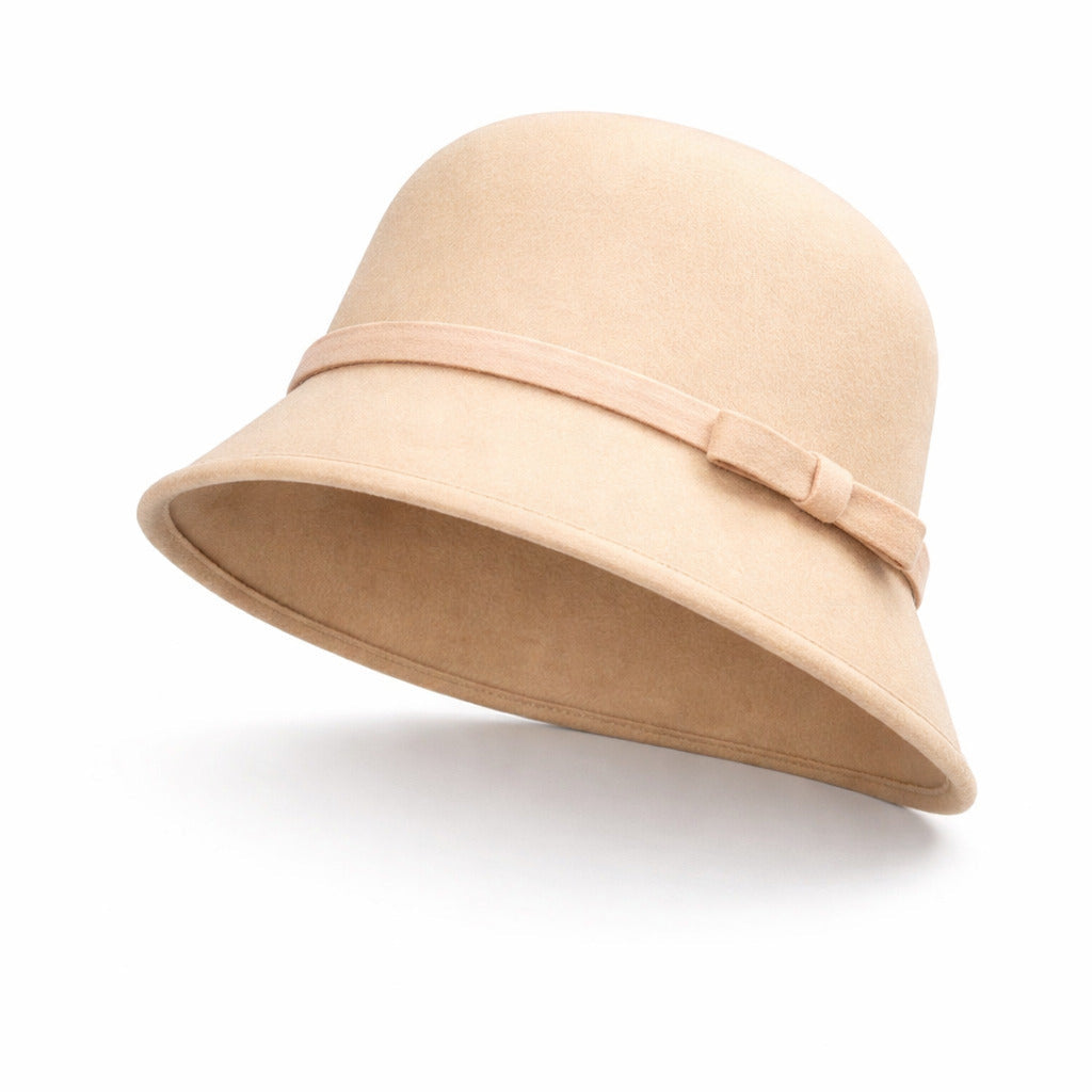 Femme ajustant son chapeau cloche devant un miroir