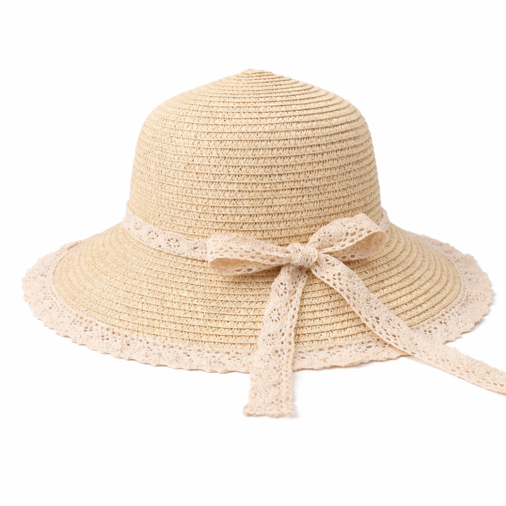 Chapeau de paille sur une valise prête pour les vacances