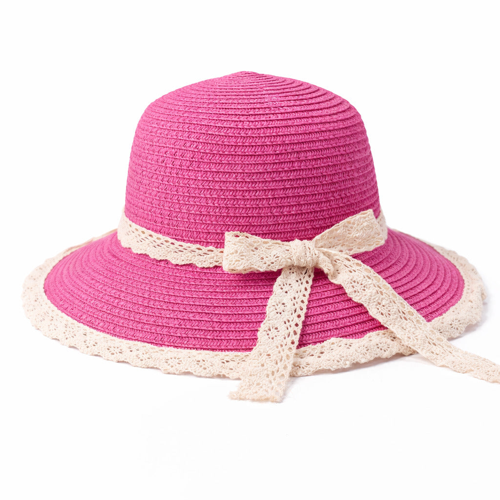 Chapeau de paille avec fleurs séchées en décoration