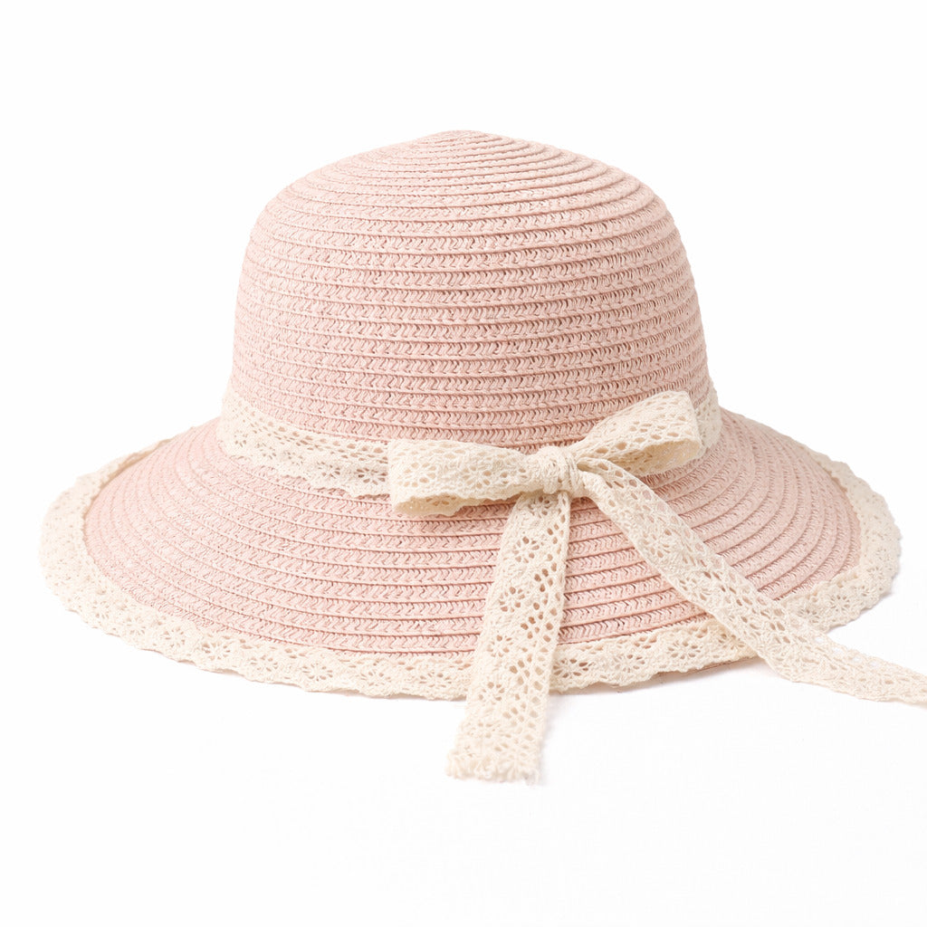 Chapeau de paille sur une table de jardin en été