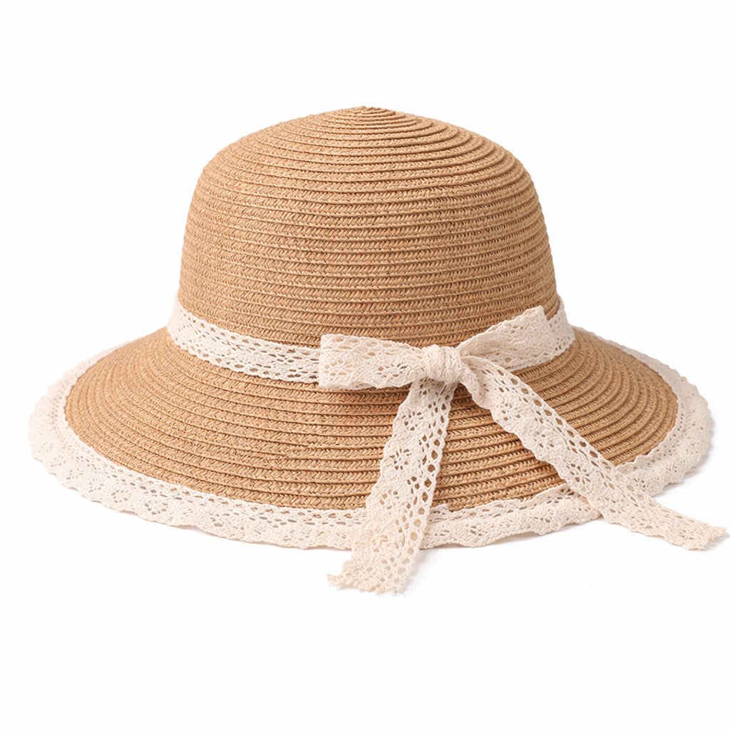 Chapeau de paille avec ruban noir posé sur l'herbe