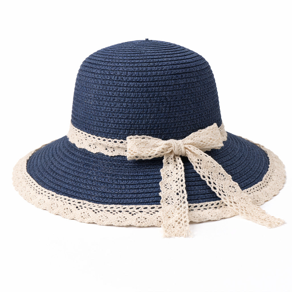 Chapeau de paille sur une plage de sable fin