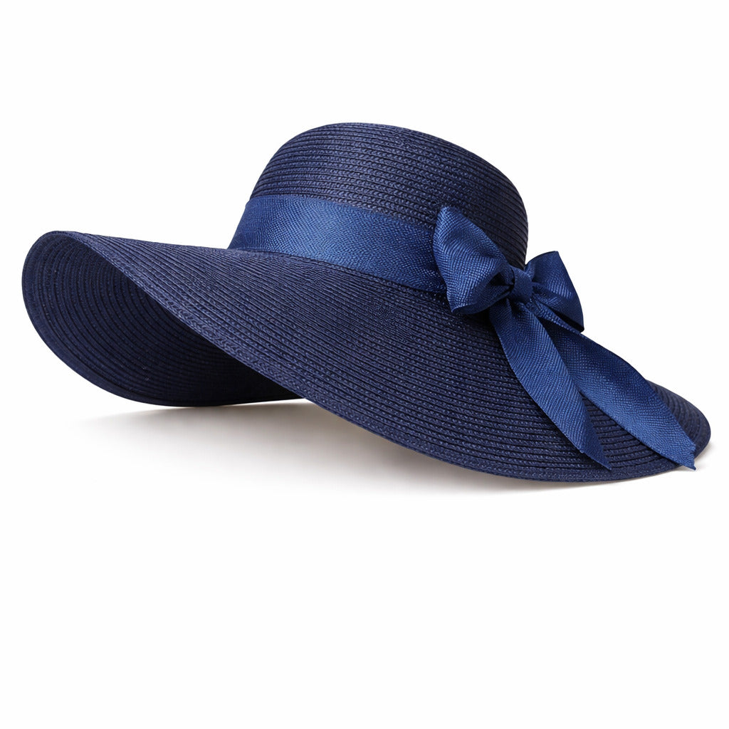 Chapeau de paille sur fond bleu, style décontracté