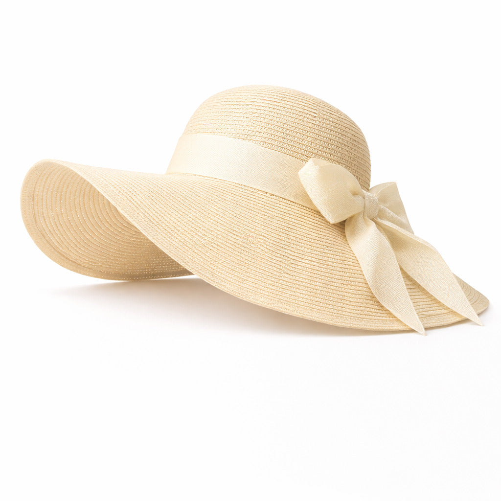 Chapeau de paille sur une plage, sable en arrière-plan