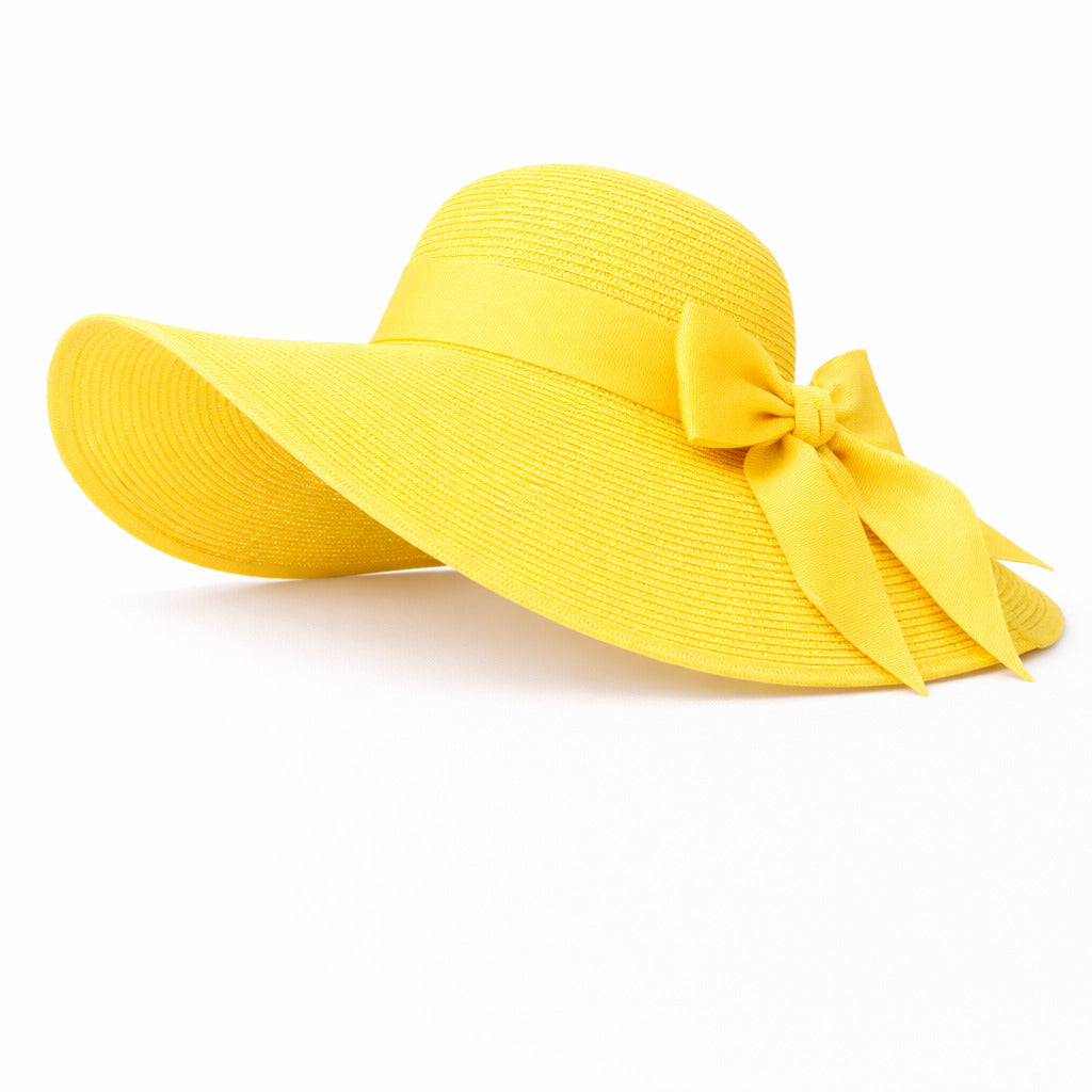 Chapeau de paille avec large bord, posé sur l'herbe