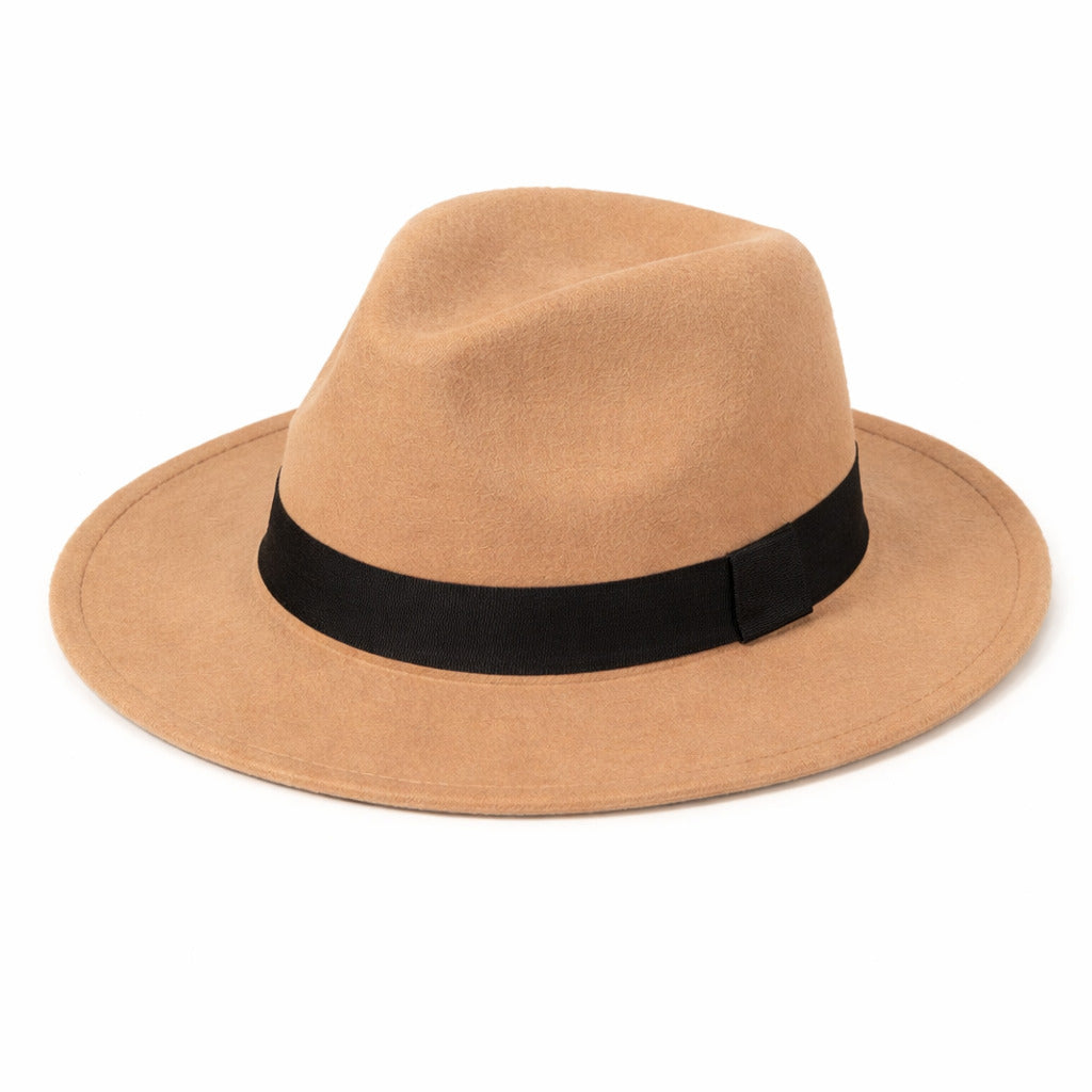 Chapeau Fedora bleu marine sur un banc en métal