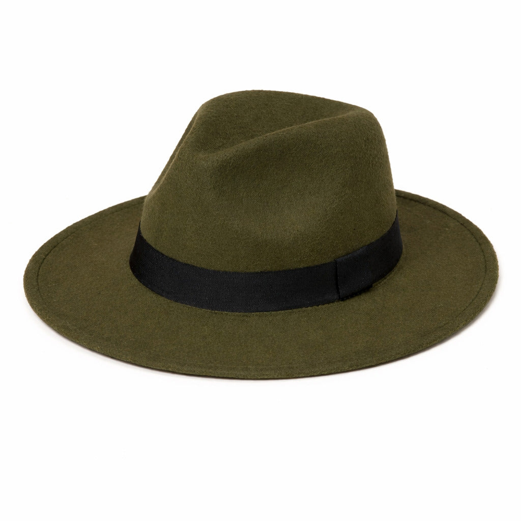 Homme assis portant un Fedora avec un manteau élégant