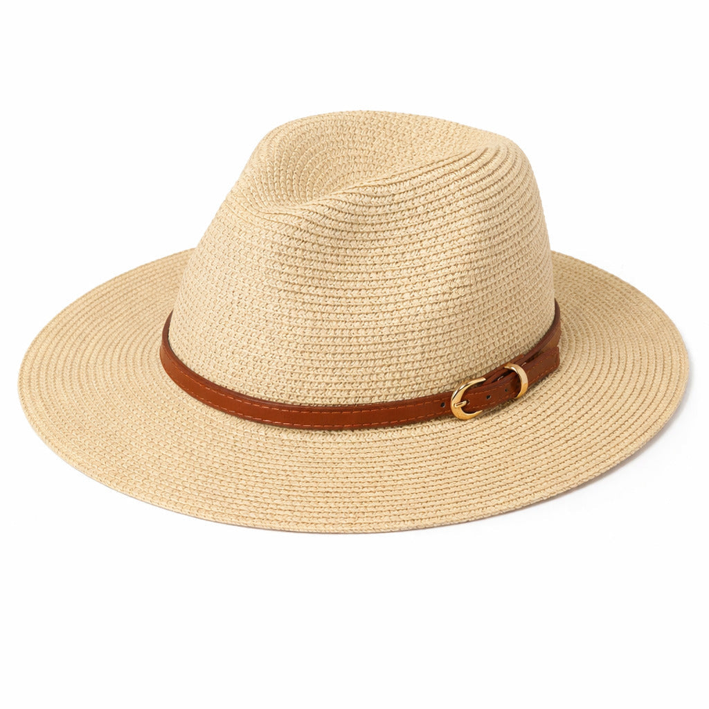 Chapeau Panama suspendu à un crochet, mur blanc en arrière-plan