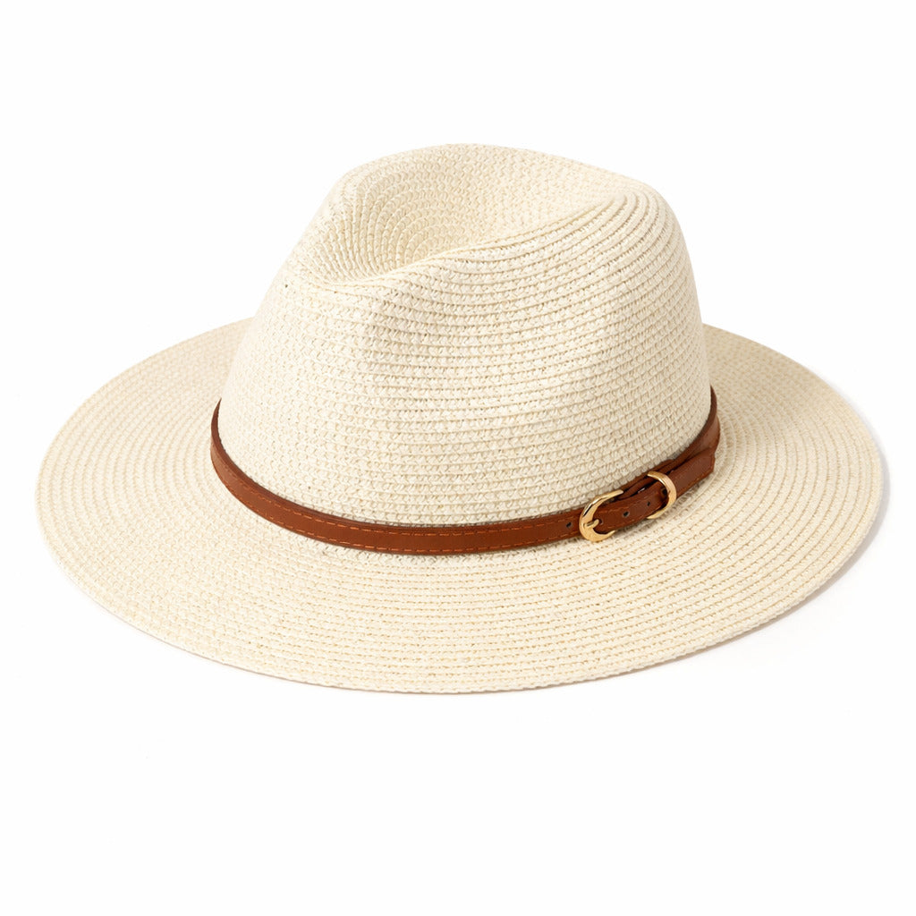 Femme portant un chapeau Panama, jardin fleuri en arrière-plan