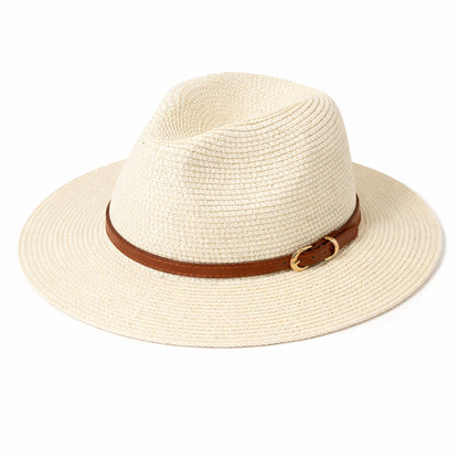 Femme portant un chapeau Panama, jardin fleuri en arrière-plan