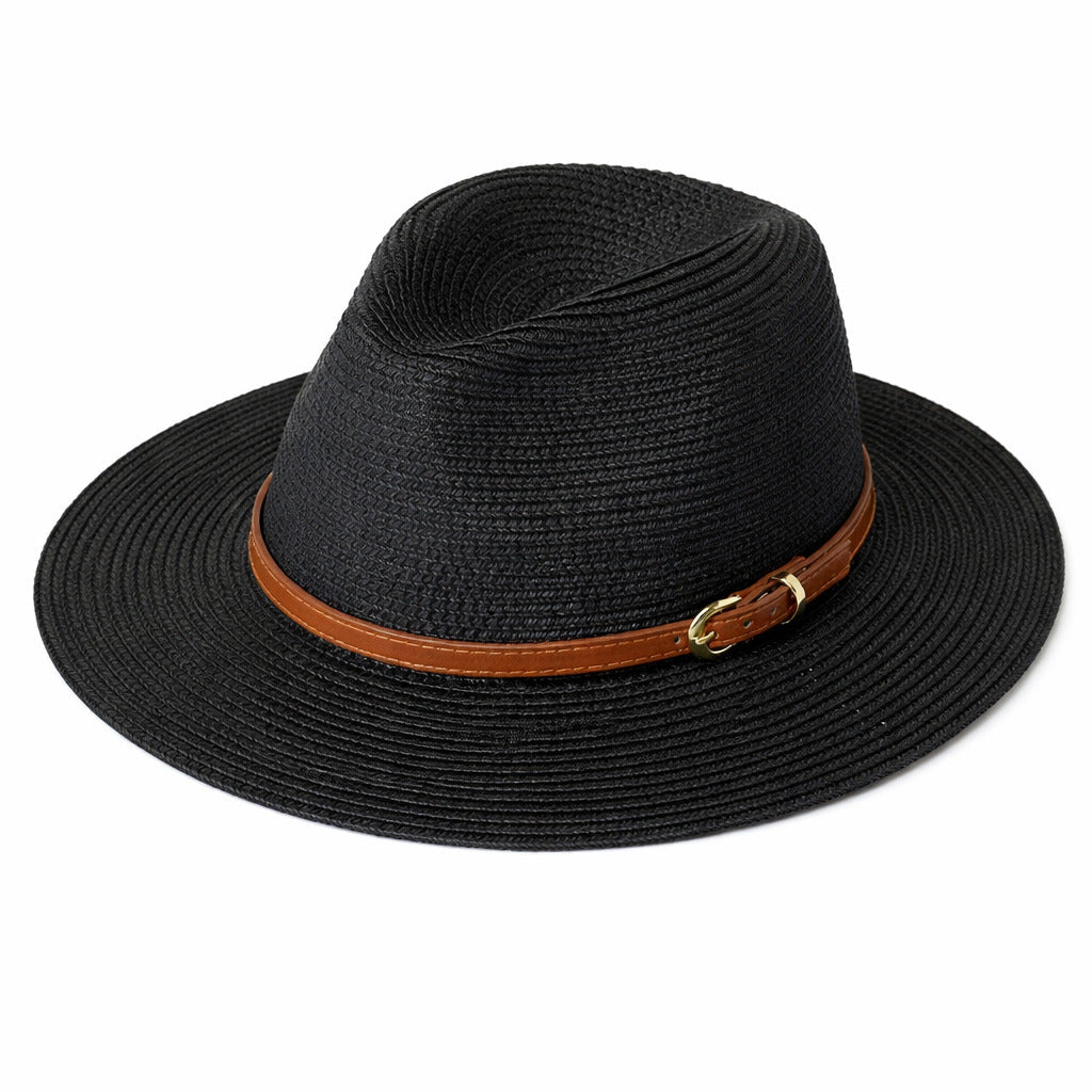 Vue de dessus d'un chapeau Panama sur une nappe à motifs