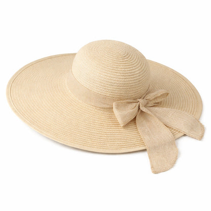 Chapeau de paille en extérieur, lumière naturelle