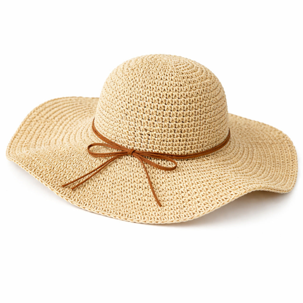 Chapeau de paille sur fond blanc, bord large visible